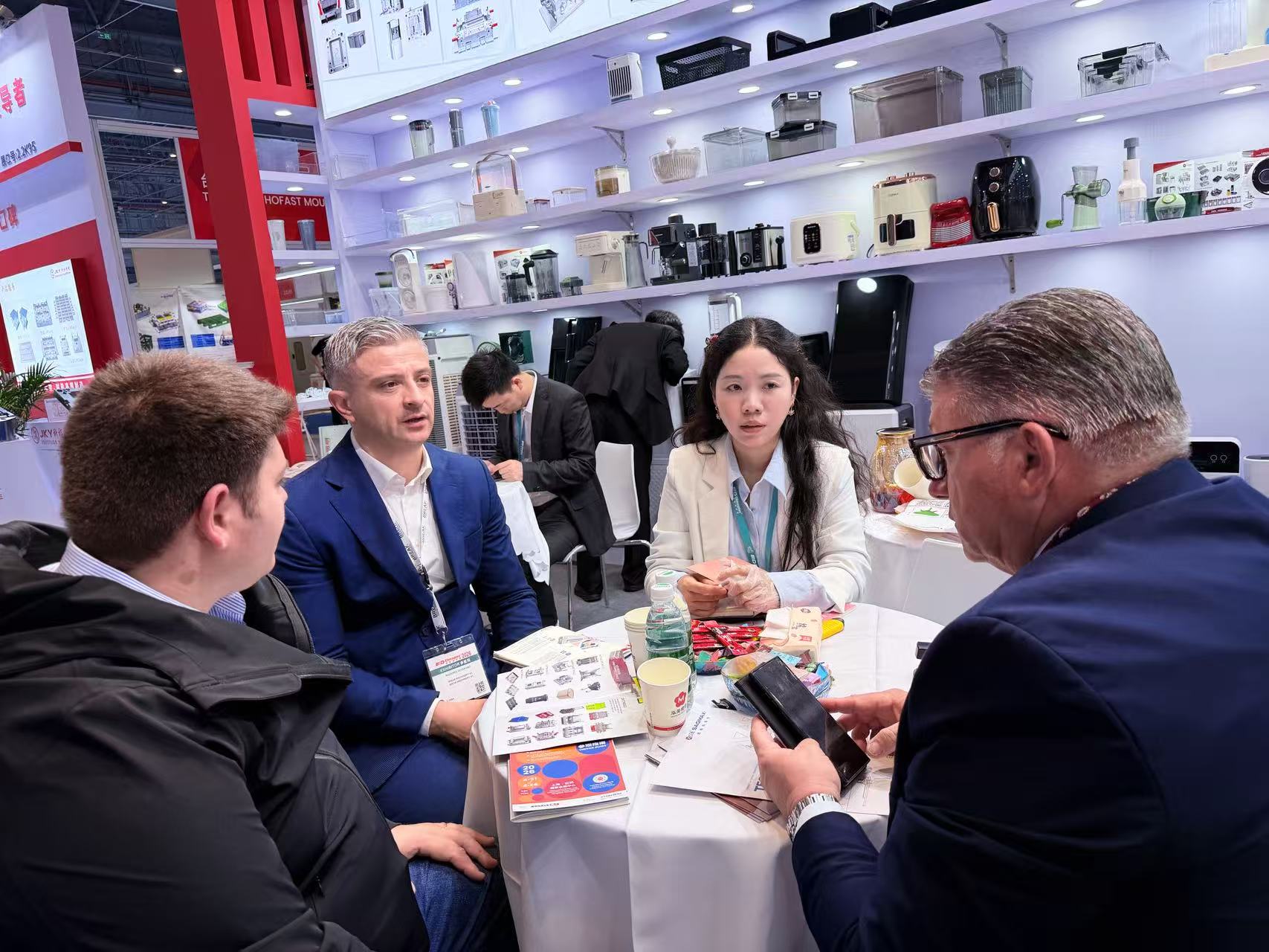 Friendly Meeting at the Mold Exhibition | Deepen Cooperation & Seek Win-Win Partnership